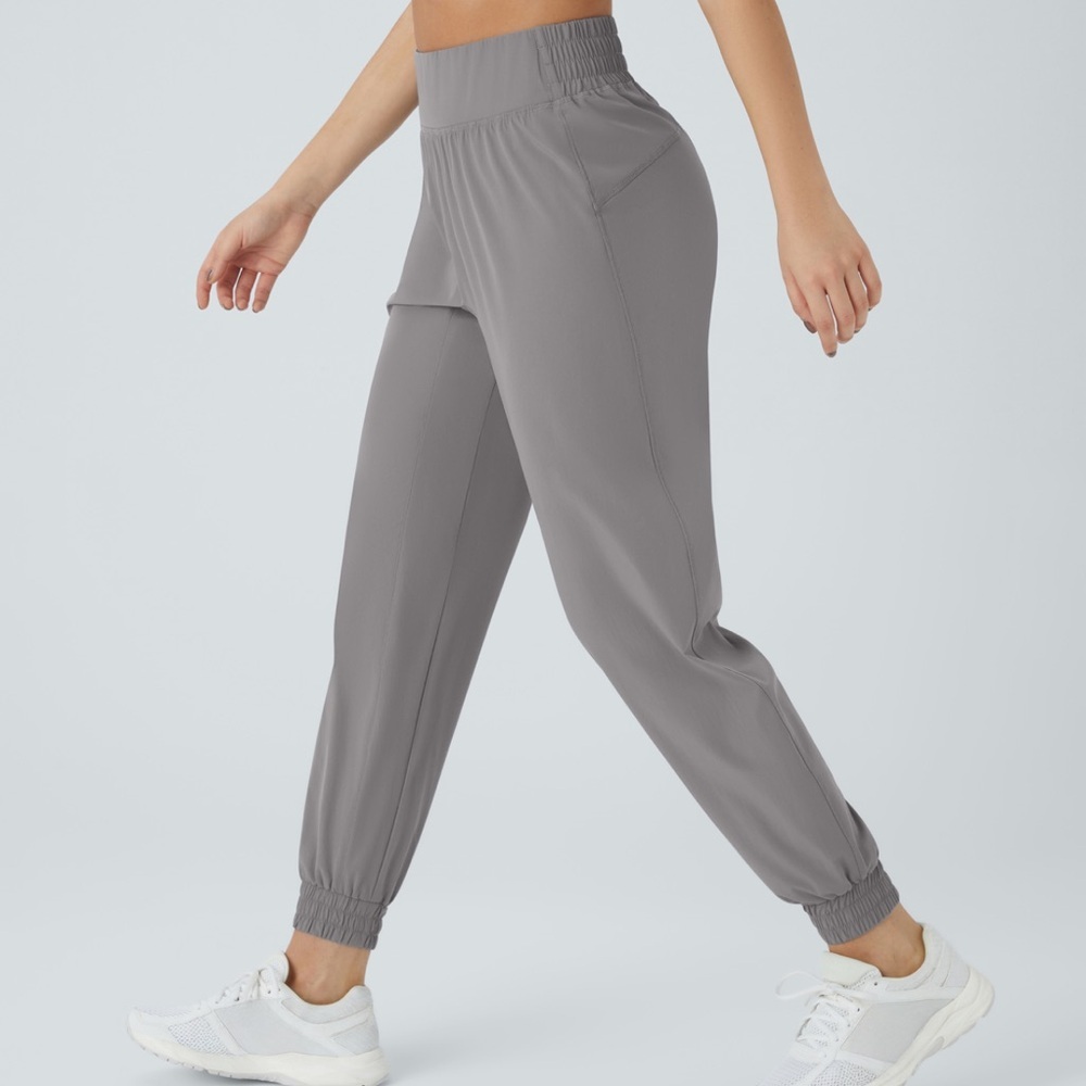 Halara Women’s Jogger in Gray (Mourning Dove) size Small - Picture 3 of 9